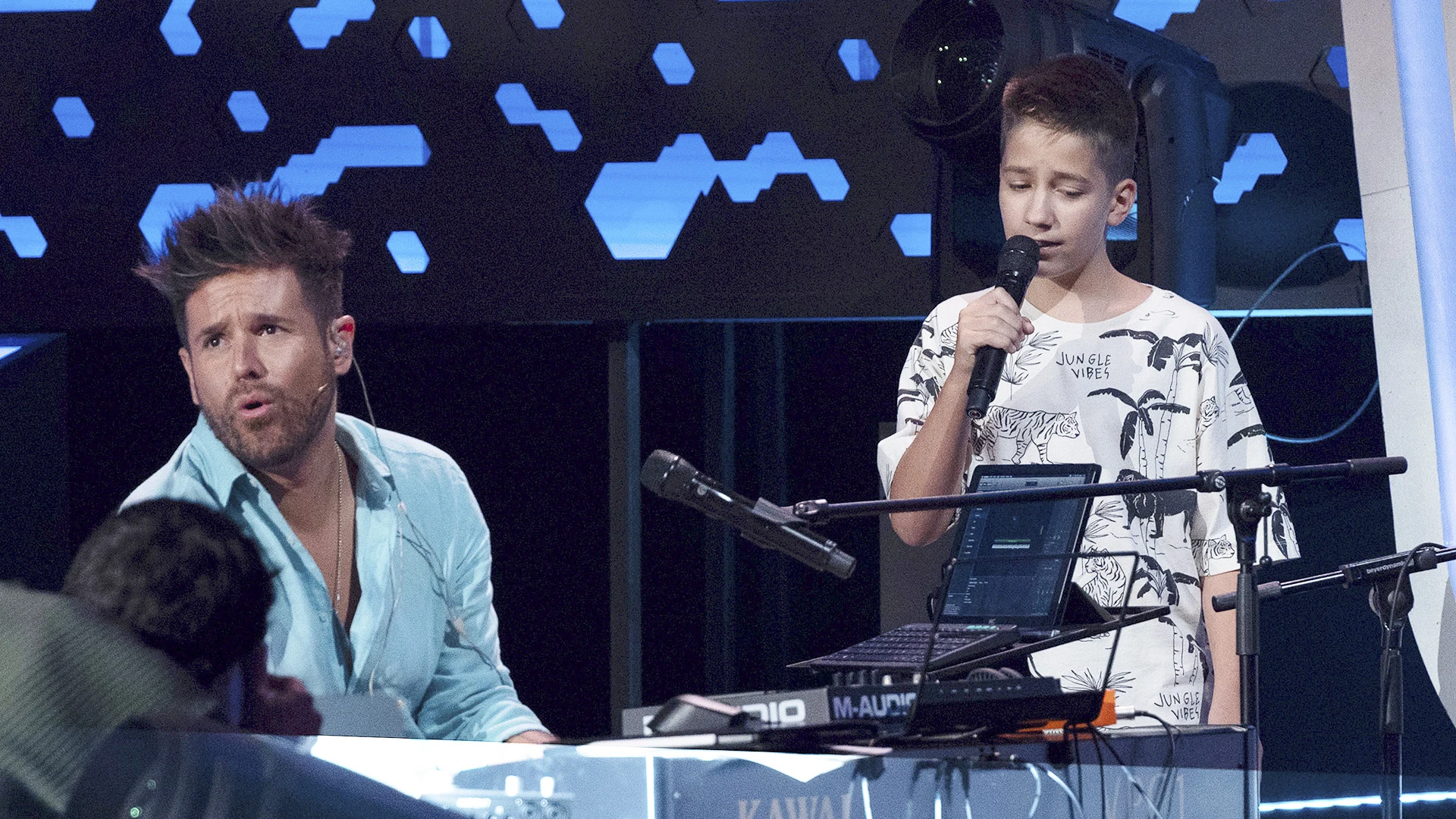Pablo López anima a David Gil cantando a su lado ‘El patio’ en ‘La Voz Kids’ Pablo López anima a David Gil cantando a su lado ‘El patio’ en ‘La Voz Kids’