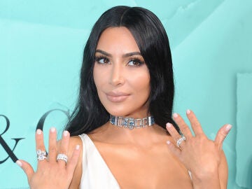 Kim Kardashian mostrando sus uñas
