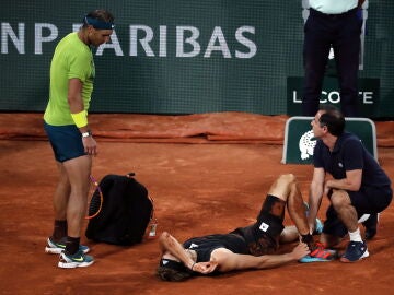 Rafa Nadal mira a Alexander Zverev tras la lesión del alemán