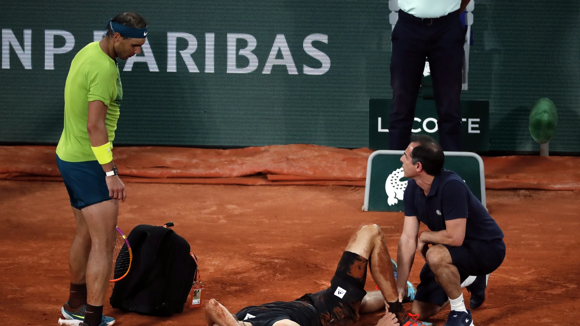 Rafa Nadal mira a Alexander Zverev tras la lesión del alemán