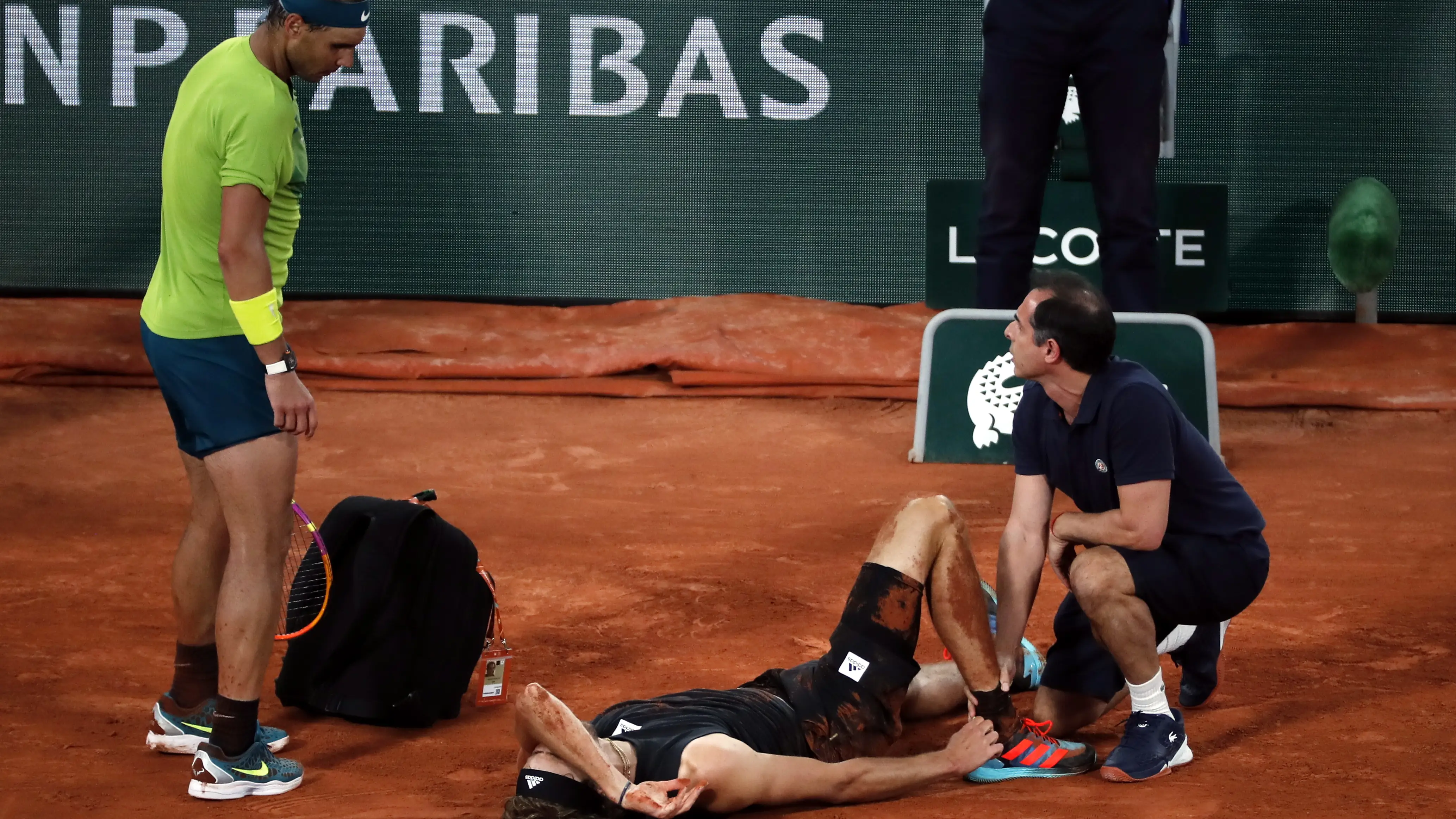 Rafa Nadal mira a Alexander Zverev tras la lesión del alemán Rafa Nadal mira a Alexander Zverev tras la lesión del alemán
