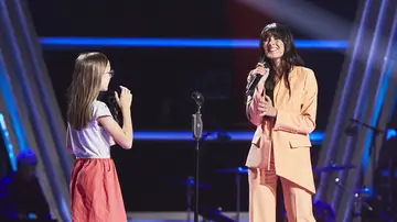 Aitana cumple el sueño de una emocionadísima Elena Navarro cantando ‘Cuando te fuiste’ en ‘La Voz Kids’