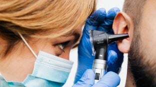 M&eacute;dico examinando un o&iacute;do