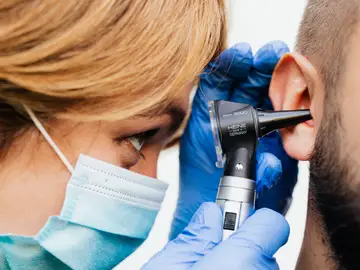 Médico examinando un oído Médico examinando un oído