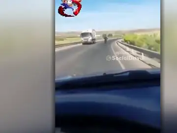 Un patinete adelanta a un coche a 100 km/h Un patinete adelanta a un coche a 100 km/h
