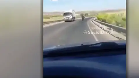 Un patinete adelanta a un coche a 100 km/h Un patinete adelanta a un coche a 100 km/h