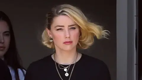 Amber Heard a la salida del juicio Amber Heard a la salida del juicio