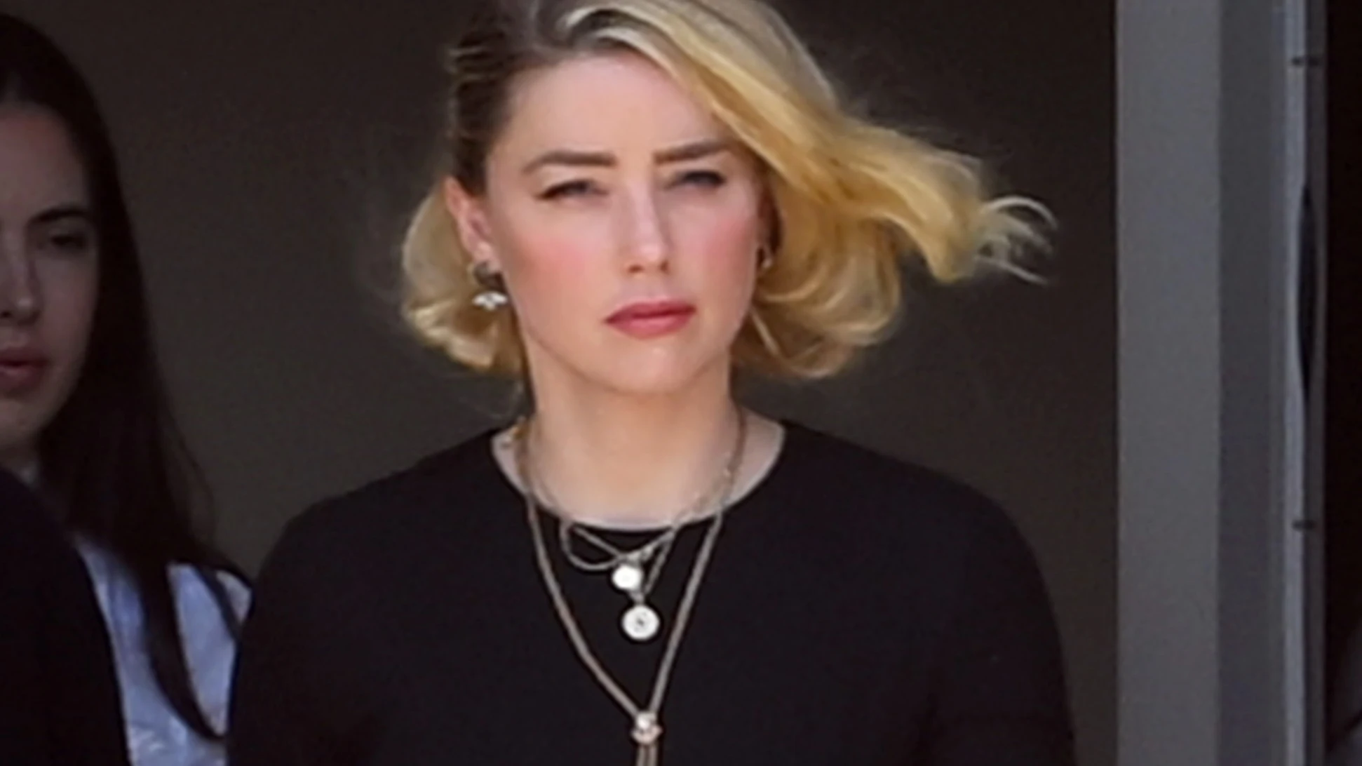 Amber Heard a la salida del juicio