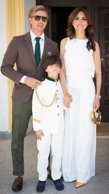 Guti y Romina Belluscio junto a su hijo Enzo en su primera comunión Guti y Romina Belluscio junto a su hijo Enzo en su primera comunión