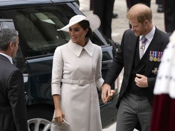 Meghan Markle y el príncipe Harry a su llegada a la misa en honor a Isabel II