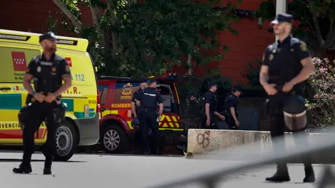 Negociadores de la Policía Nacional siguen intentando convencer al hombre que se ha atrincherado con su hija en Coslada Negociadores de la Policía Nacional siguen intentando convencer al hombre que se ha atrincherado con su hija en Coslada