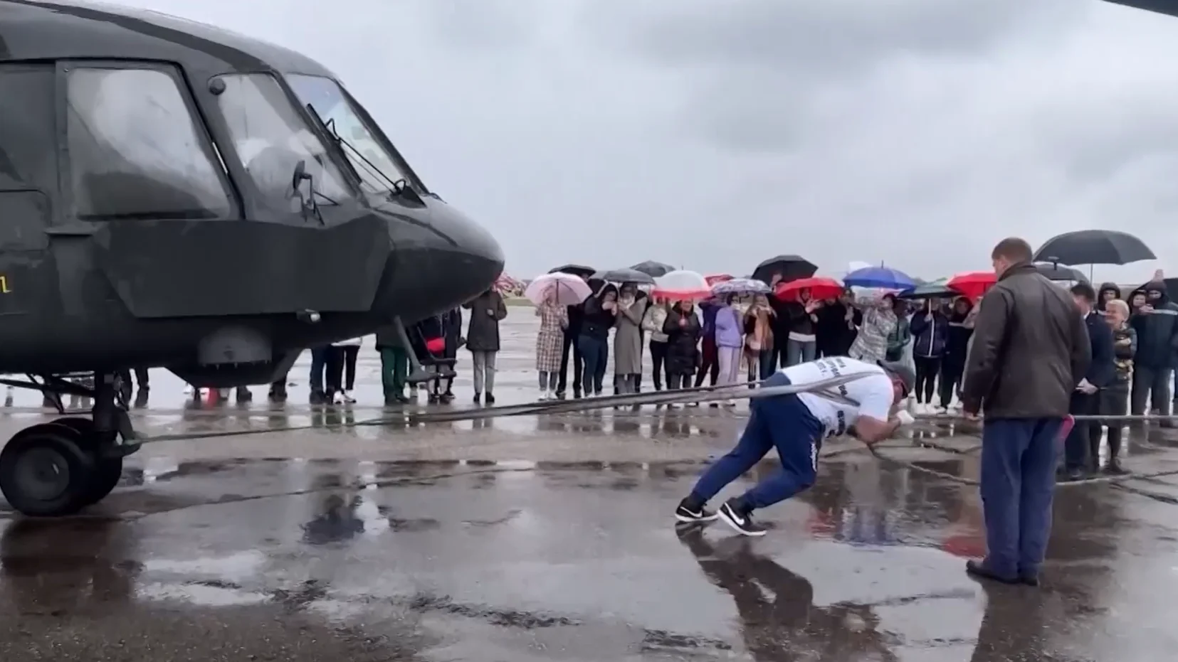 Sergey Agadzhanyan, el forzudo ruso capaz de mover un helicóptero de 9 toneladas Sergey Agadzhanyan, el forzudo ruso capaz de mover un helicóptero de 9 toneladas