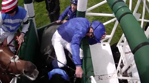 Un jinete queda inconsciente tras ser golpeado por un caballo en una carrera en Inglaterra Un jinete queda inconsciente tras ser golpeado por un caballo en una carrera en Inglaterra