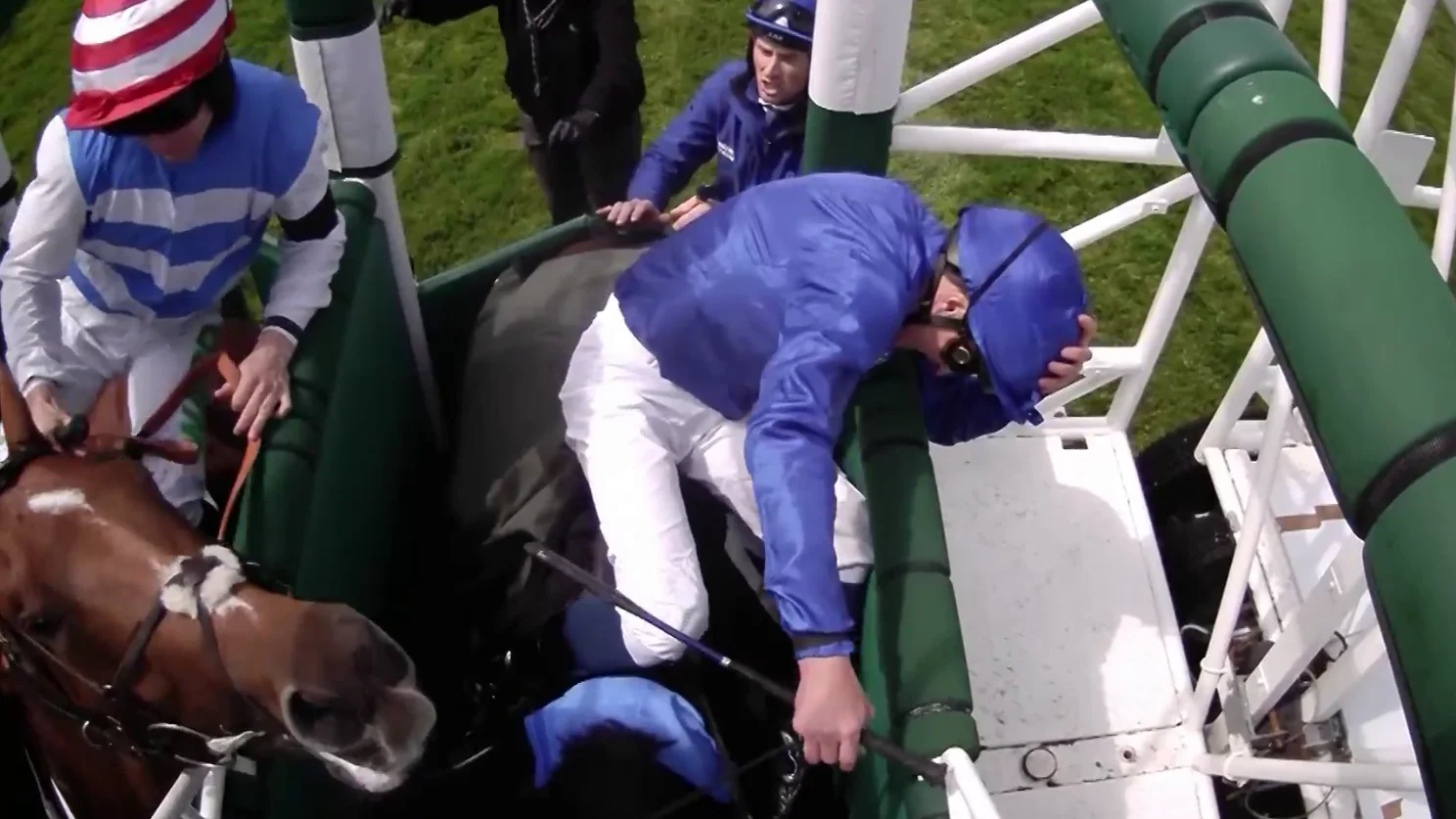 Un jinete queda inconsciente tras ser golpeado por un caballo en una carrera en Inglaterra