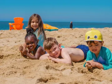 Niños y niñas en la playa. Niños y niñas en la playa.