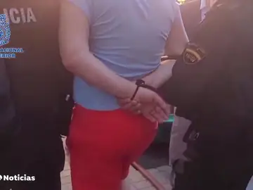 Detienen al hombre que se atrincheró con su hija menor en su casa en Coslada (Madrid) Detienen al hombre que se atrincheró con su hija menor en su casa en Coslada (Madrid)