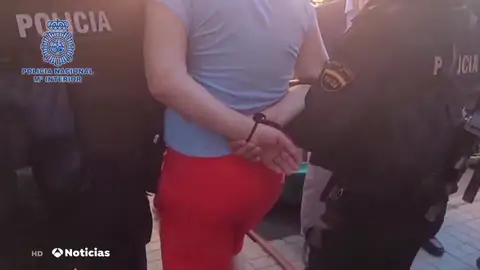 Detienen al hombre que se atrincheró con su hija menor en su casa en Coslada (Madrid) Detienen al hombre que se atrincheró con su hija menor en su casa en Coslada (Madrid)