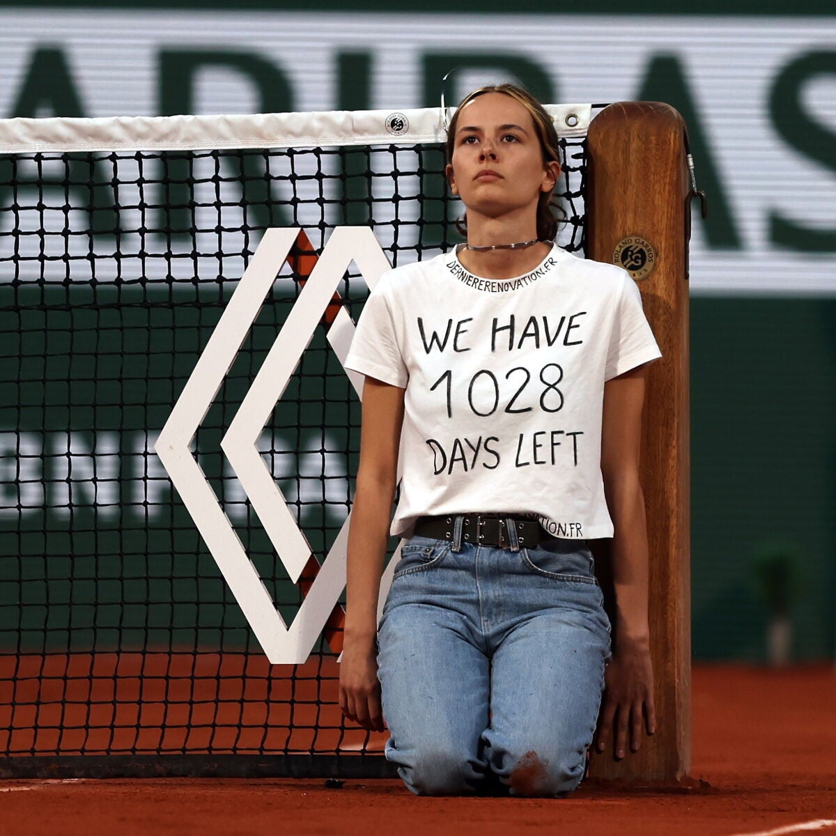 Una joven se ata a la red en la semifinal de Roland Garros