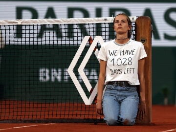 Una joven se ata a la red en la semifinal de Roland Garros 