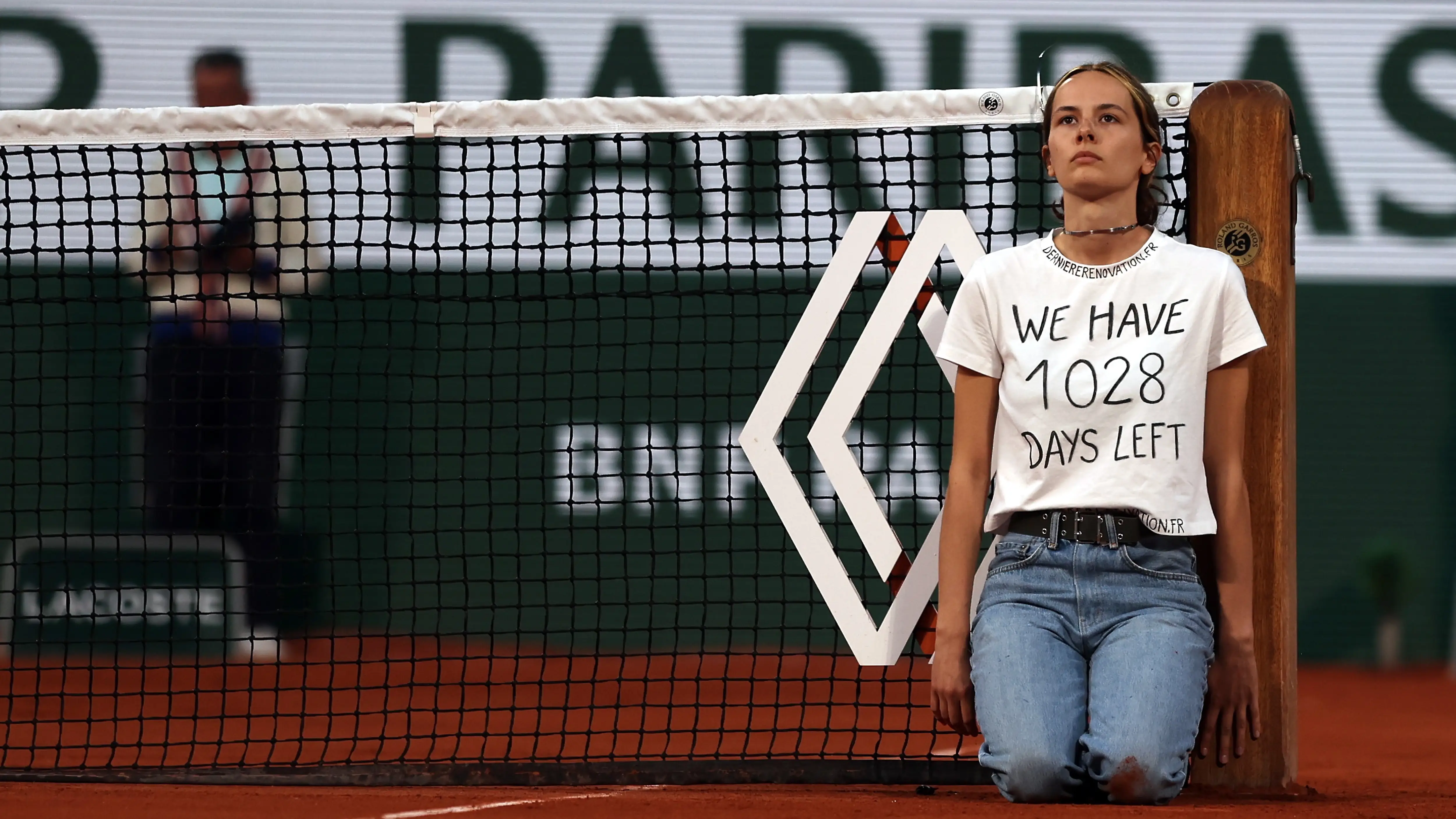 Una joven se ata a la red en la semifinal de Roland Garros 