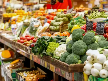 A3 Noticias Fin de Semana (04-06-22) La guerra en Ucrania dispara los precios: cada español gastará este año 200 euros más en alimentación A3 Noticias Fin de Semana (04-06-22) La guerra en Ucrania dispara los precios: cada español gastará este año 200 euros más en alimentación