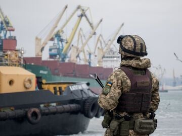 Imagen de archivo de un soldado ucraniano de guardia en el puerto de Azov, en Mariúpol.