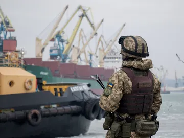 Imagen de archivo de un soldado ucraniano de guardia en el puerto de Azov, en Mariúpol. Imagen de archivo de un soldado ucraniano de guardia en el puerto de Azov, en Mariúpol.