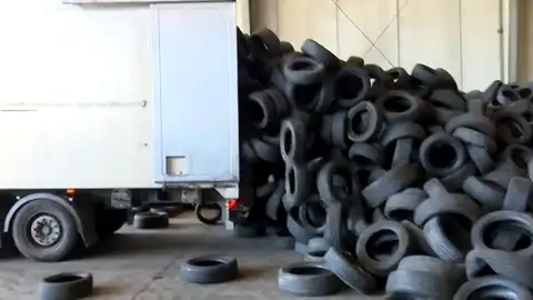 Los neumáticos fuera de uso se convierten en vestidos, muebles y complementos Los neumáticos fuera de uso se convierten en vestidos, muebles y complementos