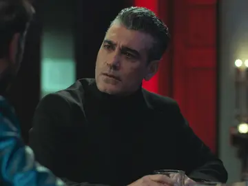 Aras le confiesa a Volkan la verdad sobre Derin: “Ella y yo nos conocimos en Londres” Aras le confiesa a Volkan la verdad sobre Derin: “Ella y yo nos conocimos en Londres”