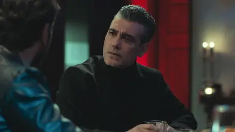 Aras le confiesa a Volkan la verdad sobre Derin: “Ella y yo nos conocimos en Londres” Aras le confiesa a Volkan la verdad sobre Derin: “Ella y yo nos conocimos en Londres”