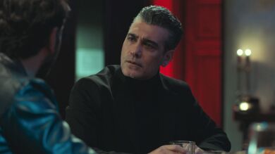 Aras le confiesa a Volkan la verdad sobre Derin: “Ella y yo nos conocimos en Londres” 