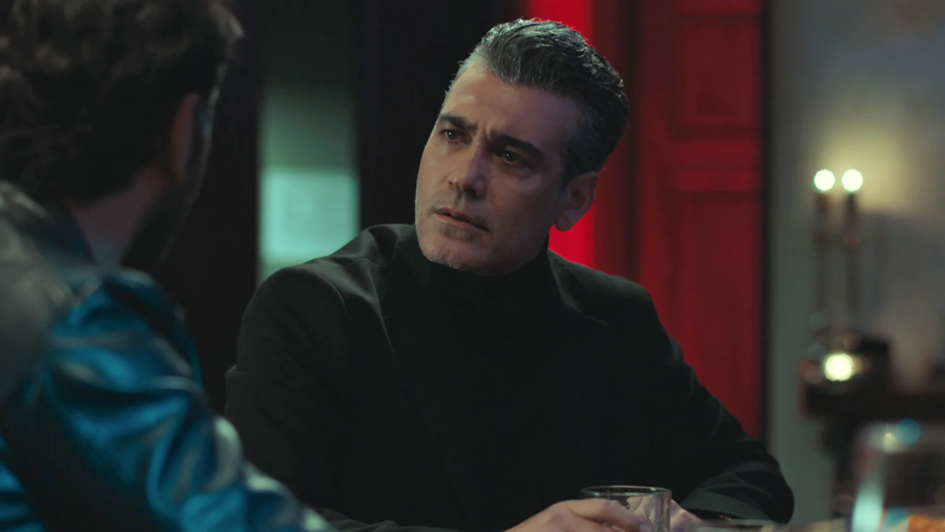 Aras le confiesa a Volkan la verdad sobre Derin: “Ella y yo nos conocimos en Londres” Aras le confiesa a Volkan la verdad sobre Derin: “Ella y yo nos conocimos en Londres”