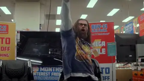 El cameo de Chris Hemsworth en 'Interceptor' El cameo de Chris Hemsworth en 'Interceptor'