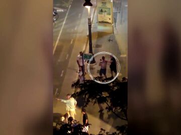 El momento en el que dos jóvenes atacan con un cuchillo a un hombre que estaba defendiendo a una mujer en Valencia