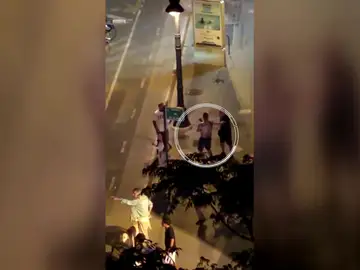 El momento en el que dos jóvenes atacan con un cuchillo a un hombre que estaba defendiendo a una mujer en Valencia