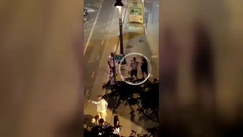 El momento en el que dos jóvenes atacan con un cuchillo a un hombre que estaba defendiendo a una mujer en Valencia El momento en el que dos jóvenes atacan con un cuchillo a un hombre que estaba defendiendo a una mujer en Valencia