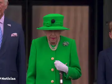 La sorpresa de Isabel II que cierra el jubileo saludando desde el Palacio de Buckingham junto a los futuros reyes
