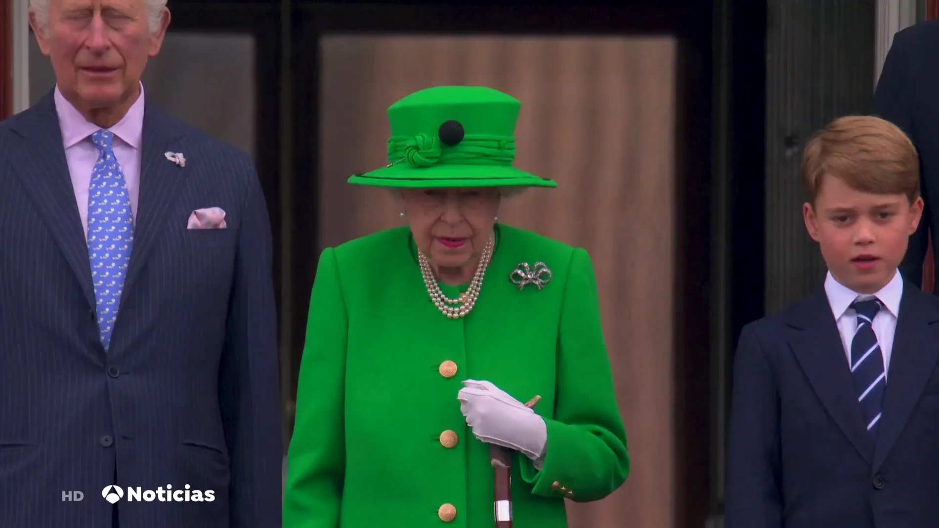 La sorpresa de Isabel II que cierra el jubileo saludando desde el Palacio de Buckingham junto a los futuros reyes