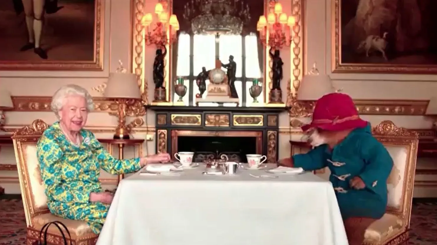 As&iacute; sorprendi&oacute; Isabel II en el inicio del concierto en su honor