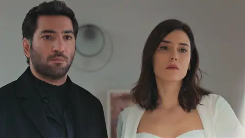 Leyla amenaza a Aras: “Si te divorcias de mí, publicaré tus fotos con Asya y todo el mundo hablará de vuestro amor prohibido” Leyla amenaza a Aras: “Si te divorcias de mí, publicaré tus fotos con Asya y todo el mundo hablará de vuestro amor prohibido”