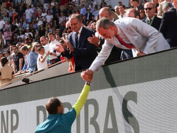 El momento en el que el Rey Felipe VI felicita a Rafa Nadal por la victoria