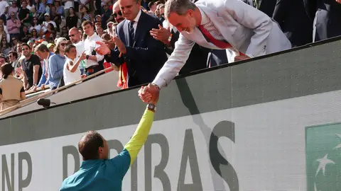 El momento en el que el Rey Felipe VI felicita a Rafa Nadal por la victoria El momento en el que el Rey Felipe VI felicita a Rafa Nadal por la victoria
