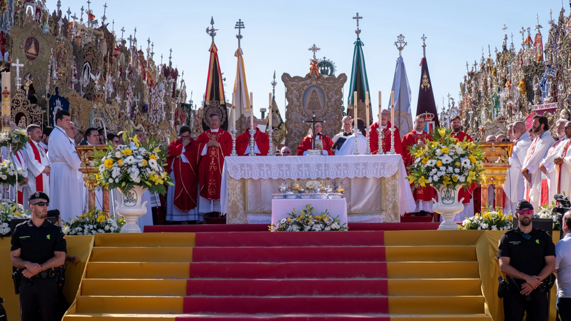 El obispo de Huelva, Santiago Gómez Sierra, presidiendo la celebración