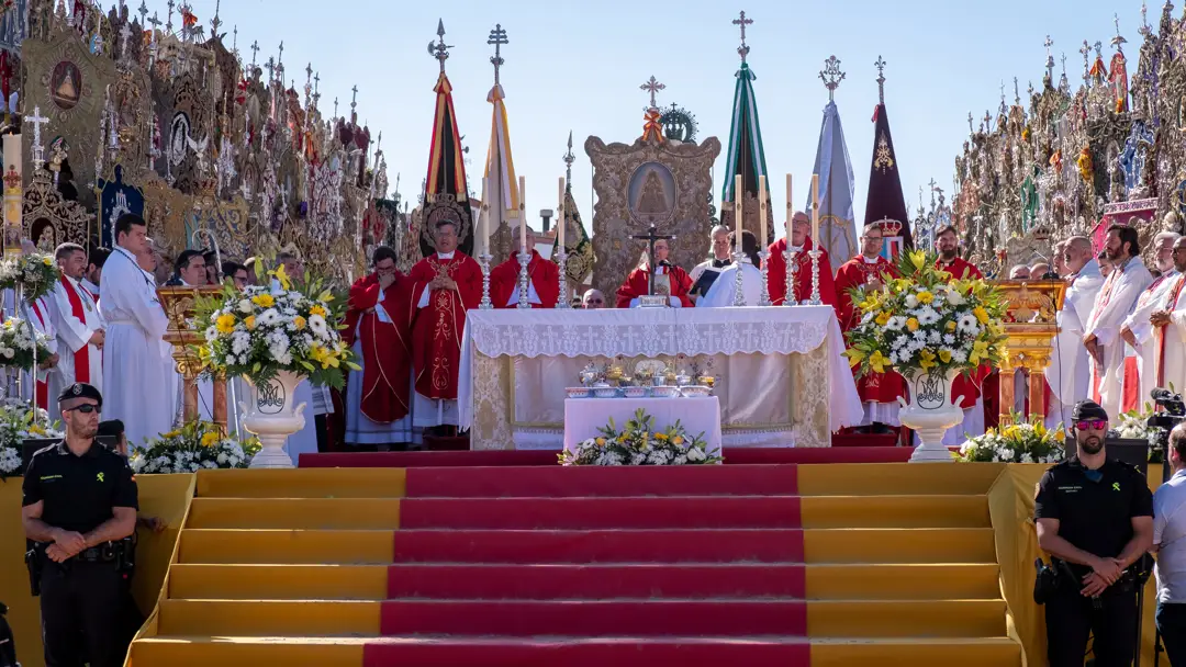 El obispo de Huelva, Santiago G&oacute;mez Sierra, presidiendo la celebraci&oacute;n