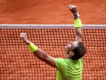 Rafa Nadal alza los brazos tras ganar su 14º Roland Garros