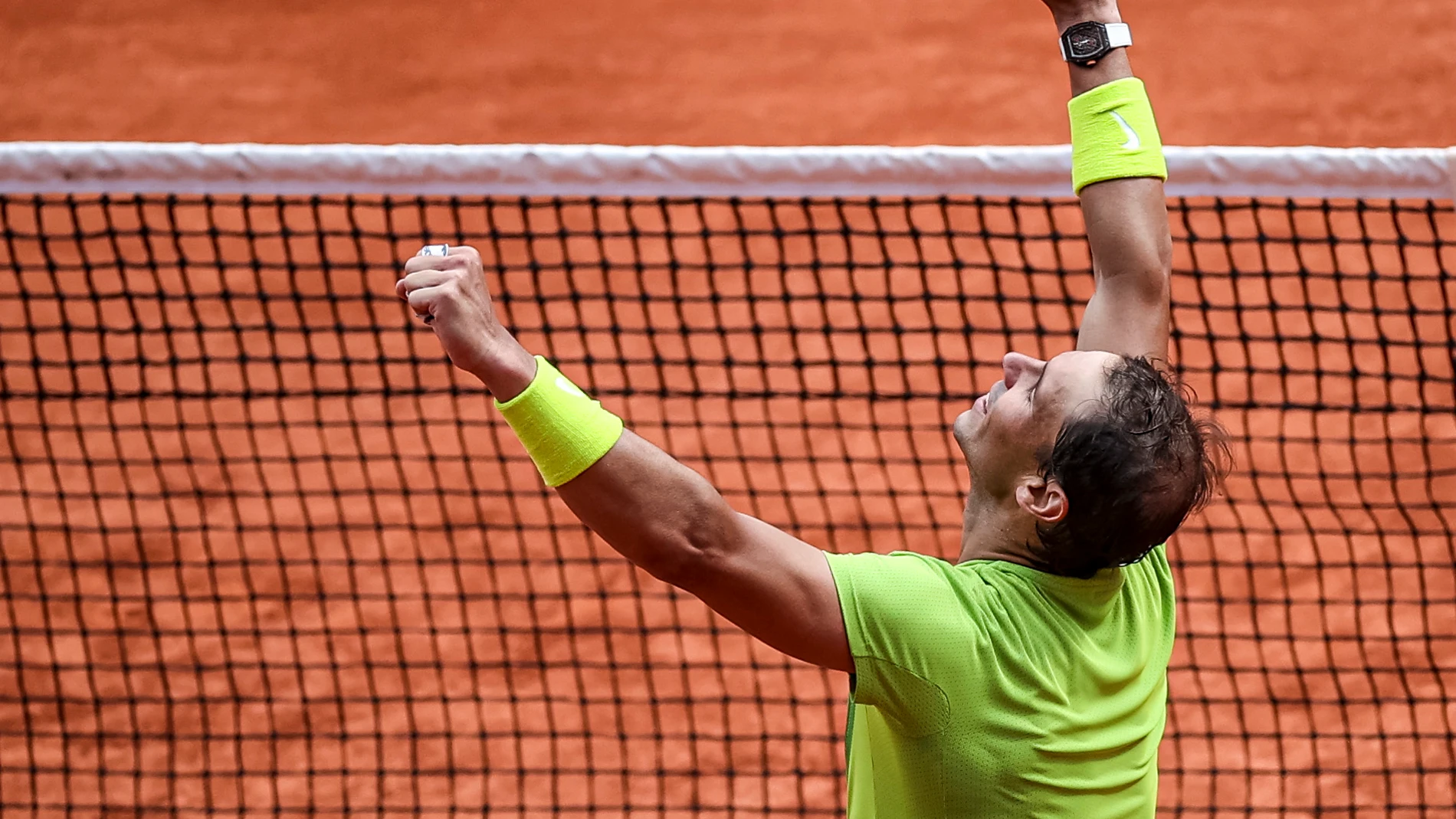 Rafa Nadal alza los brazos tras ganar su 14º Roland Garros