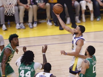 Stephen Curry anota ante la defensa de los Celtics