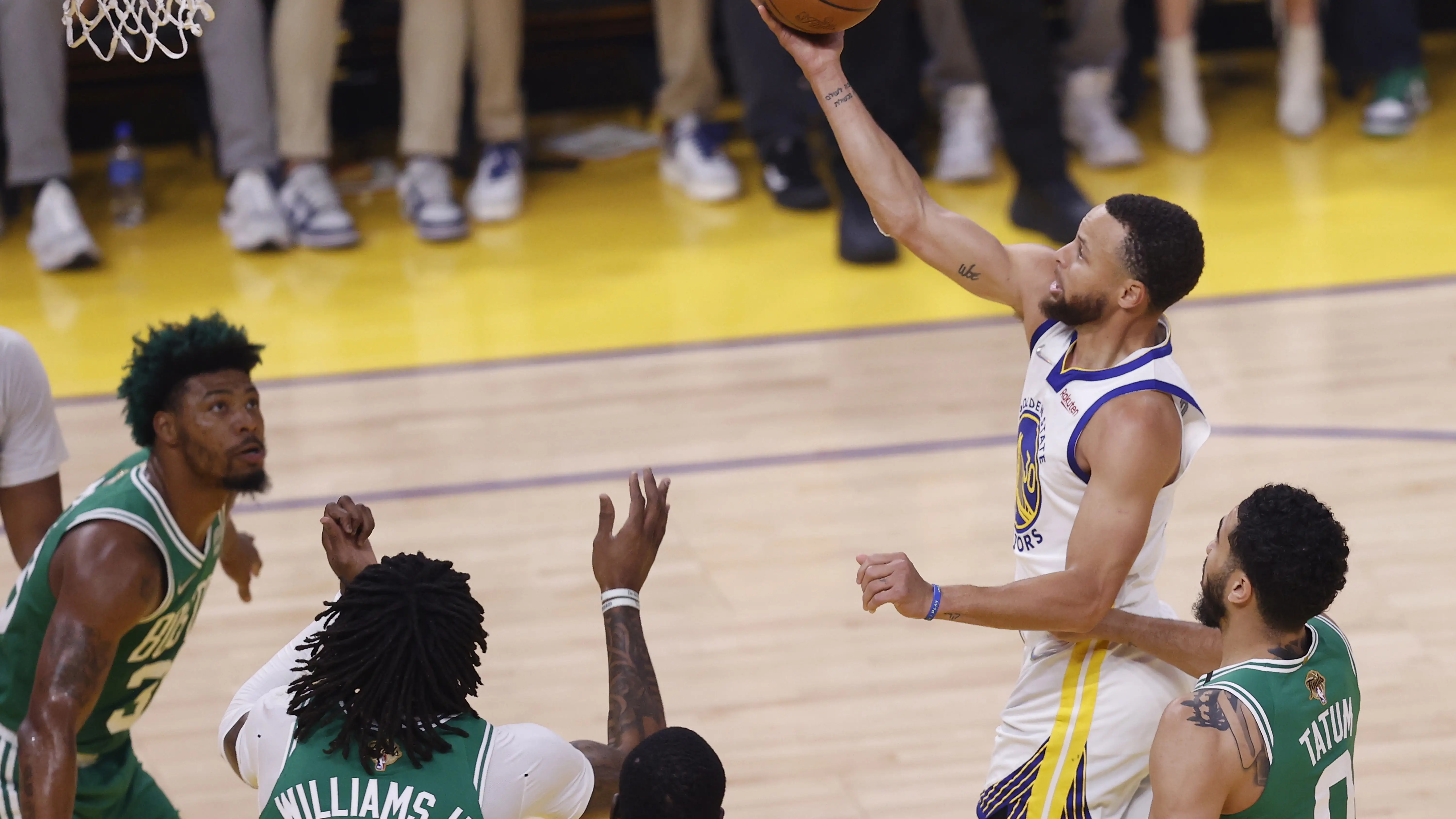 Stephen Curry anota ante la defensa de los Celtics