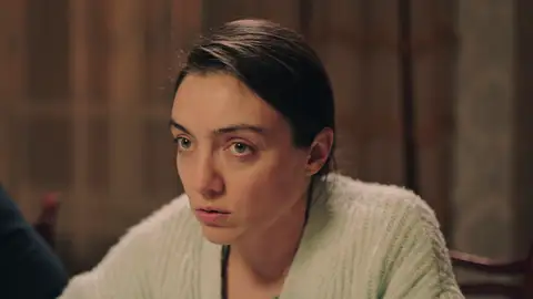 Gülben sufre un fuerte dolor en la tripa: ¿Estará bien su bebé? Gülben sufre un fuerte dolor en la tripa: ¿Estará bien su bebé?