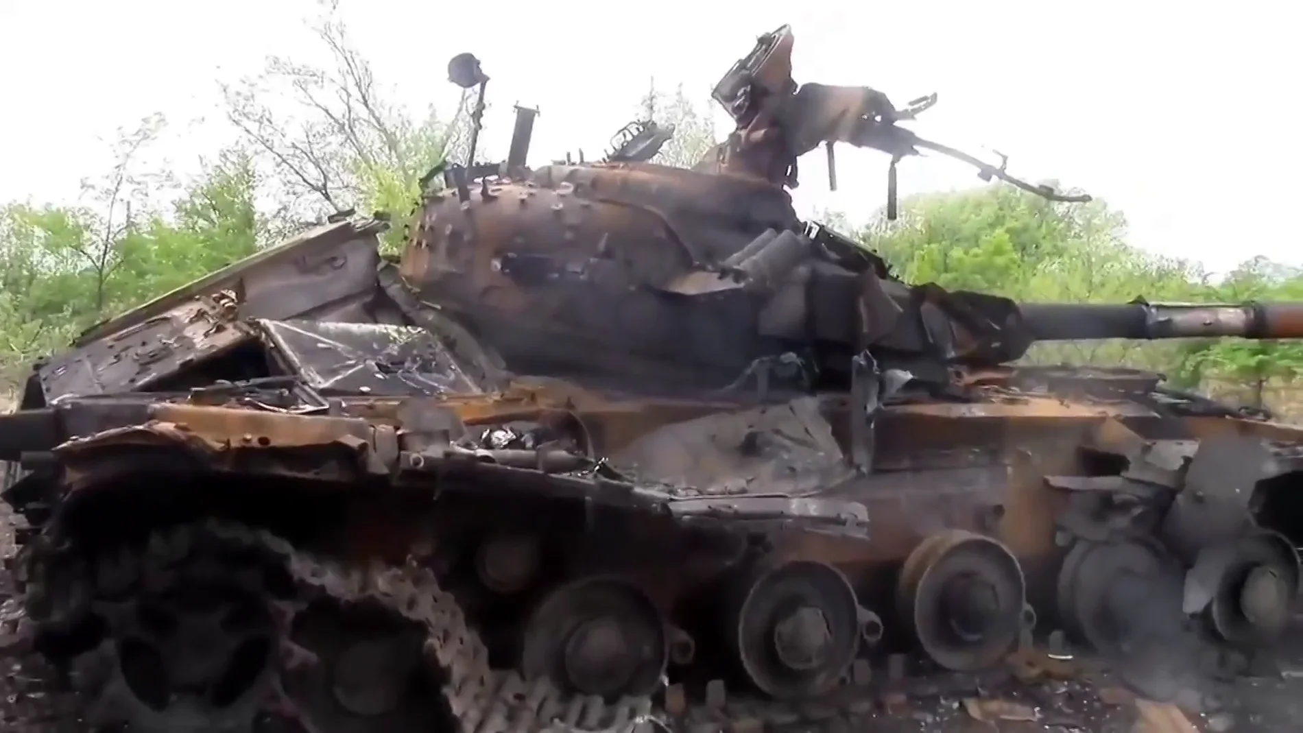 Un tanque ruso destruido por el Ejército ucraniano